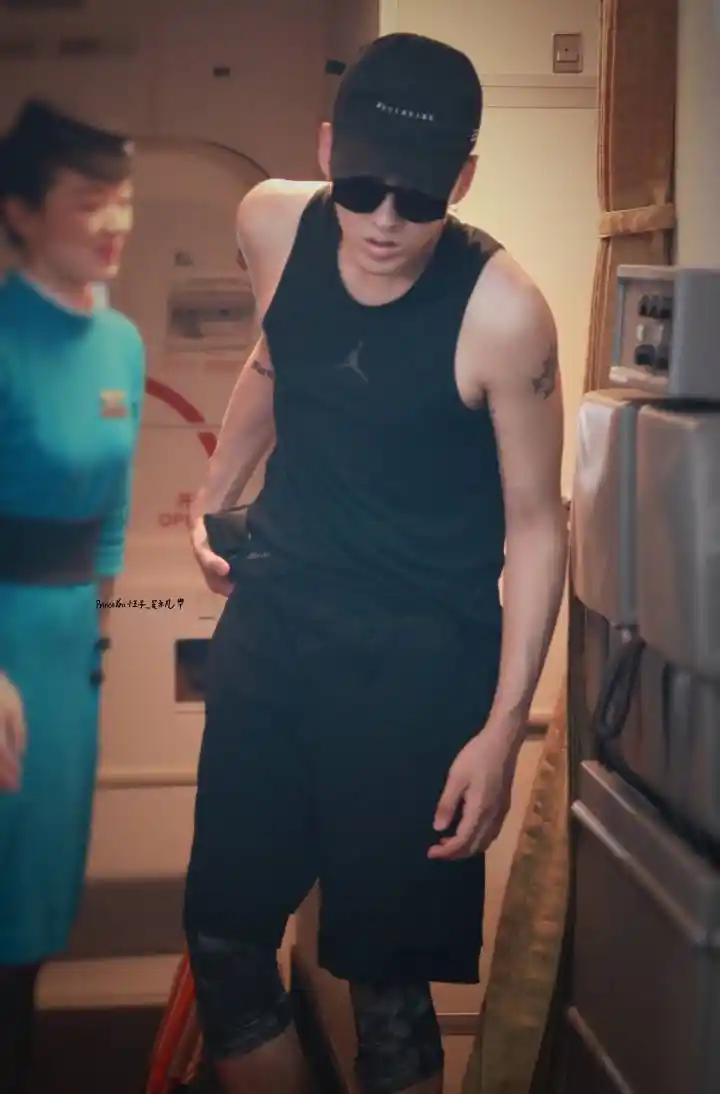 吴亦凡身着背心亮相首都机场 实力演绎穿衣显瘦脱衣有肉