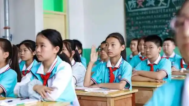 武都区滨江小学▼8月28日,在武都区莲湖小学,老师们正在为学生们上一