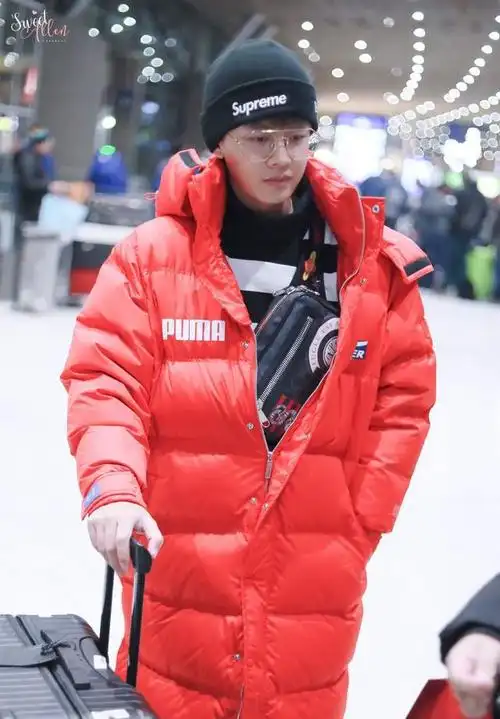 240105 任嘉伦机场造型获赞,粉丝热议青春潮流风!