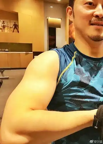 沙溢大秀肌肉求夸奖 岳云鹏却关注起眼角的皱纹