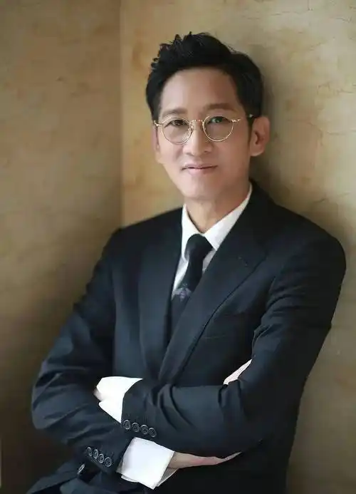 2005年,傅彪弥留之际,连他的妻子都认不清他了,但他握着王劲松的手,说