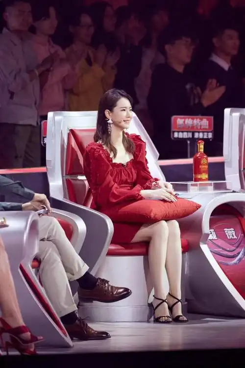 戚薇录制最强大脑穿大红色连衣裙好抢眼美得优雅大气