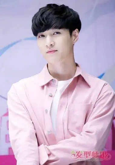 男艺人张艺兴两边剃头发 求婚大作战锅盖头发型展开