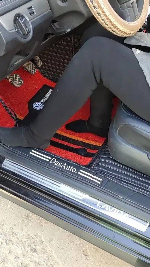 这女司机霸气,光脚开车!