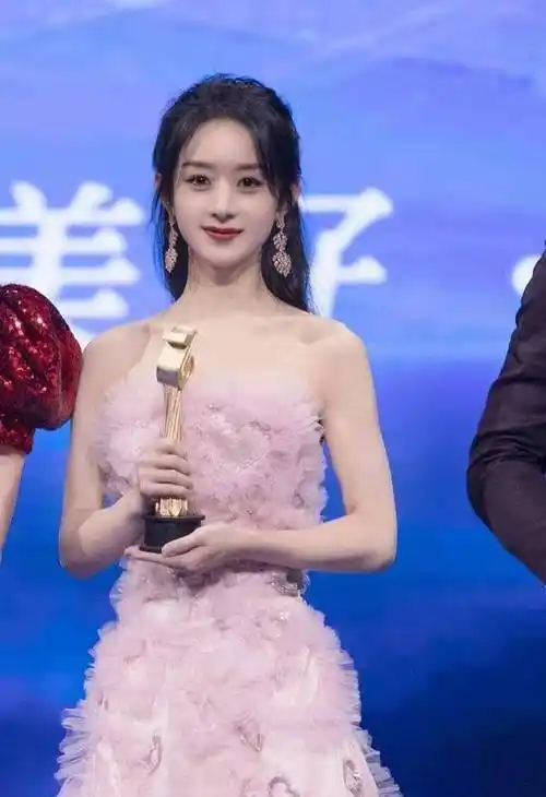 赵丽颖稳坐迪奥形象大使宝座!穿白裙显身材,气质高贵不土气.