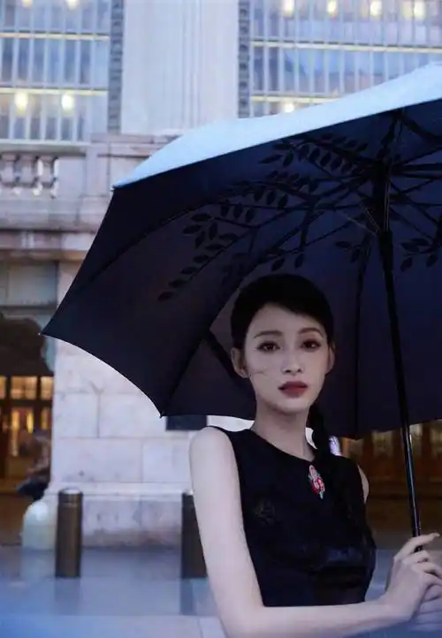孙怡黑裙麻花辫甜美酷飒 雨中撑伞清冷文艺范十足_时尚_天鹅_雕刻