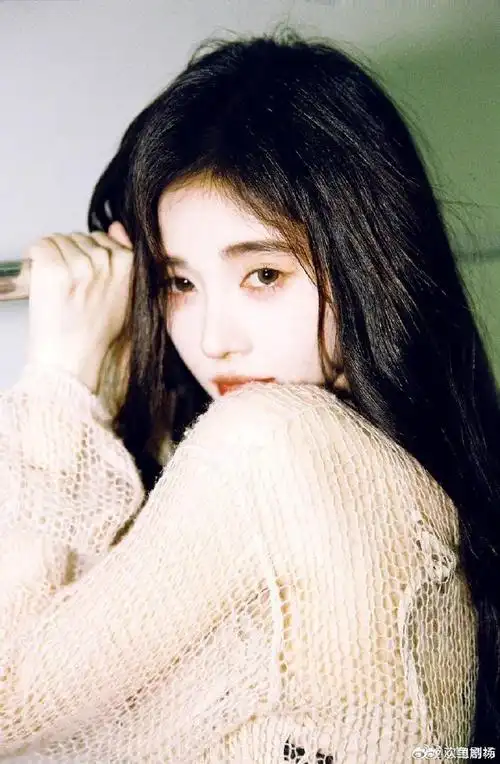 鞠婧祎发了11张库存##鞠婧祎雨衣造型