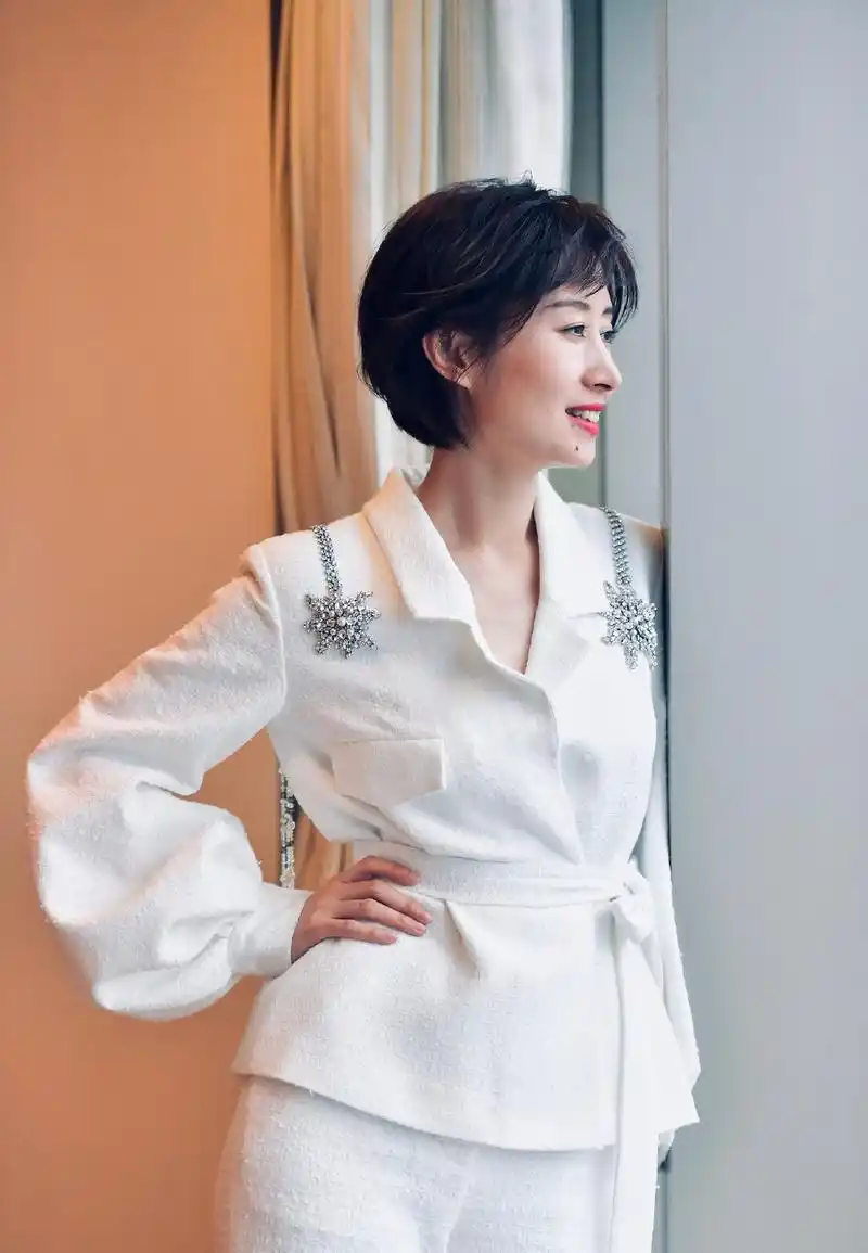 43岁刘敏涛只不过是剪款短发,气质都不一样了,意外很高级又减龄