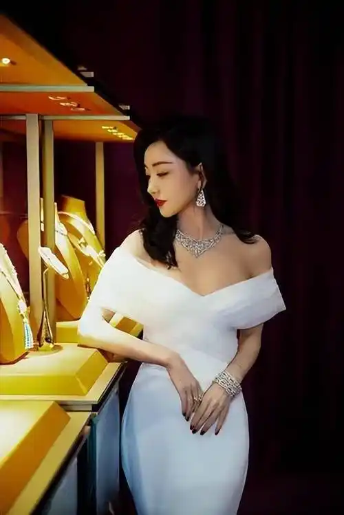 杨蓉:吊带裙下的窈窕之姿与事业线的魅力_演技_身材_未来的