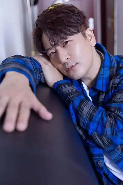 演员于毅时尚写真图片主演灵魂摆渡人气高