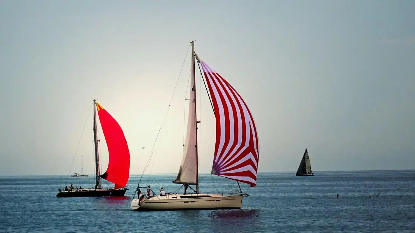 海面上帆船风景图片高清电脑壁纸