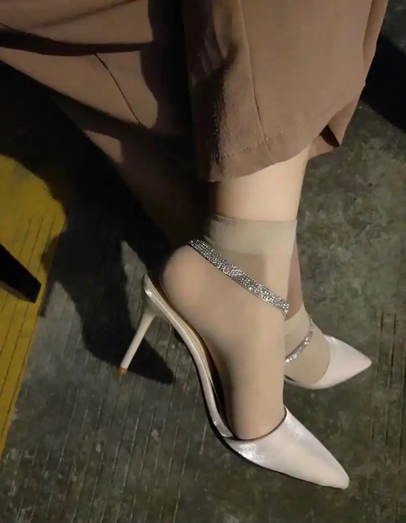 肉色大妈短丝袜搭配后空高跟凉鞋9191 虽然大妈短丝袜已经够土的