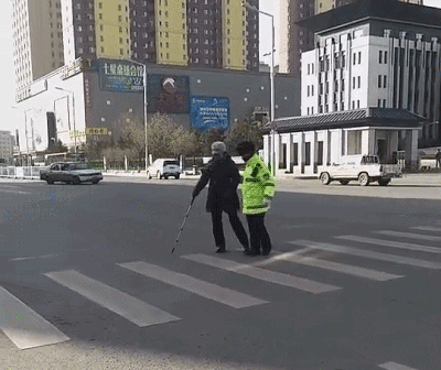 【一周新闻】辽源老人踉跄过马路 东丰一男子跪地拦车