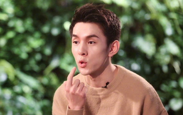 李佳琦素颜出镜遭网友吐槽?皮肤松弛,面容憔悴,精致人设崩塌?