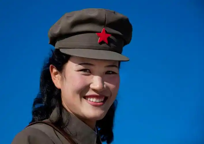 朝鲜三池渊郡,一名女士兵.