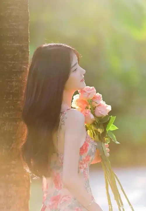 手拿玫瑰花的女人,人比花美百倍!
