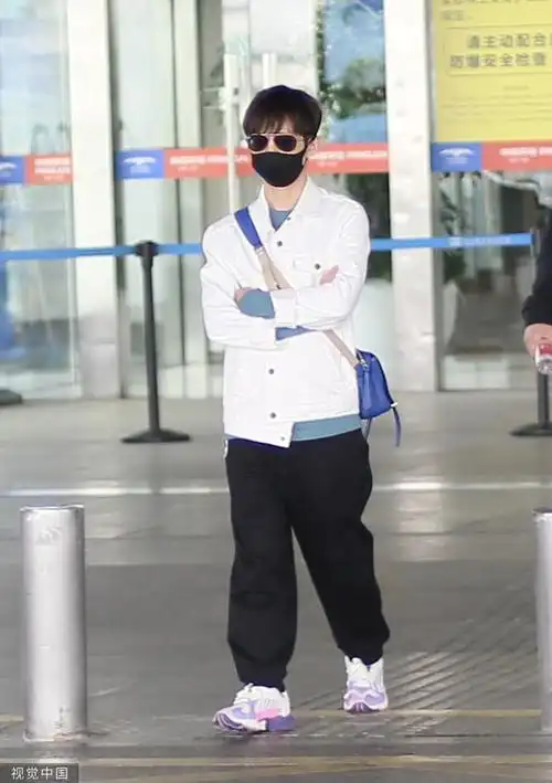 组图:何炅全副武装双手抱臂似老干部 装扮休闲帅气有型