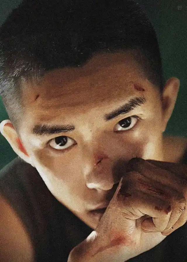 易烊千玺为新戏剃光头,身形暴瘦大变样,网友直呼认不出