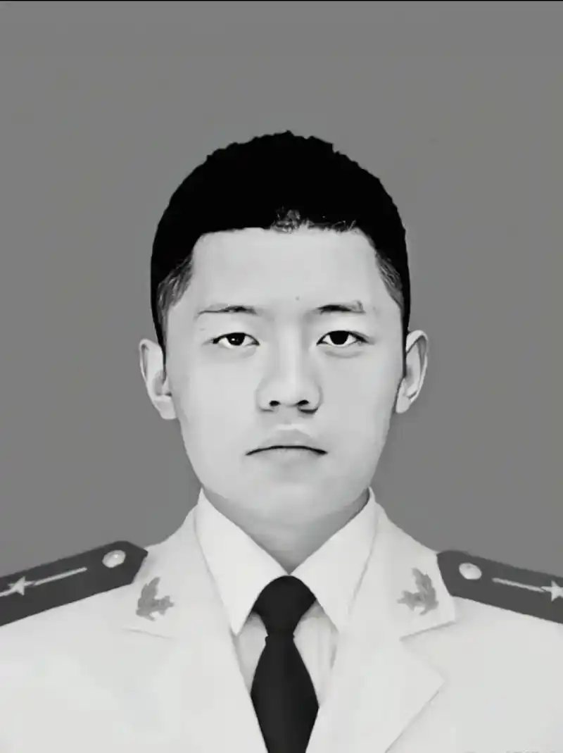 离家是少年身,归来是英雄魂.常瑞昭烈士回家,西安市民含泪相迎 - 抖音