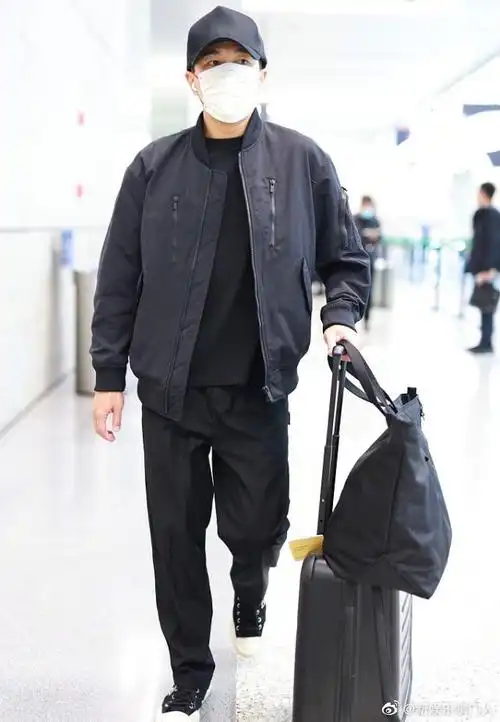 刘恺威最新机场私服分享.