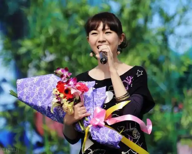 卓依婷这身材,这才是尤物啊!