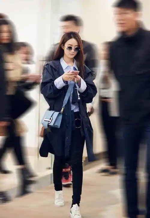 赵丽颖一身潮装现身机场,网友的关注点却不在衣服上!_感觉_明星_整体