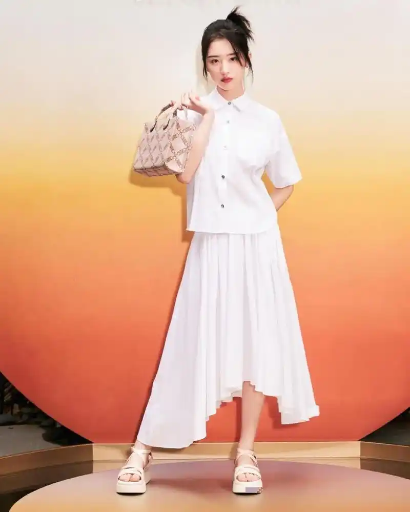 邓恩熙:白色厚底绑带凉鞋