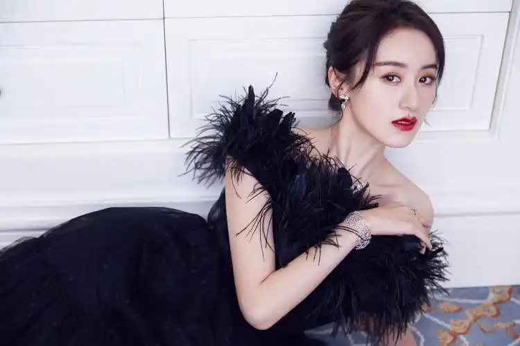 袁冰妍露肩黑羽短裙亮相某品牌开幕活动 迷人锁骨强势吸睛