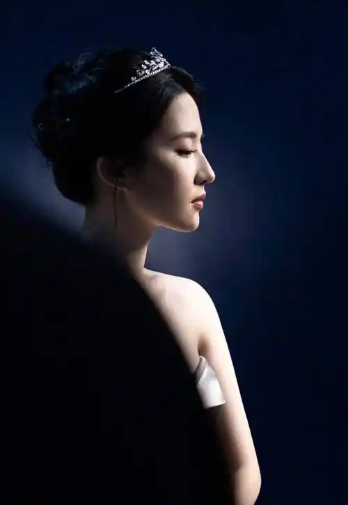 原创刘亦菲美颜暴击时刻编发造型皇冠高贵清丽简直是仙女本仙