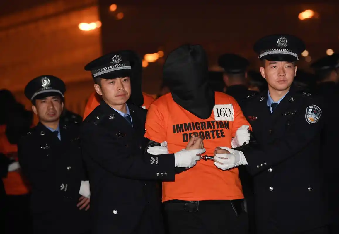 301名电信网络诈骗犯罪嫌疑人从菲律宾被押解回国(1)