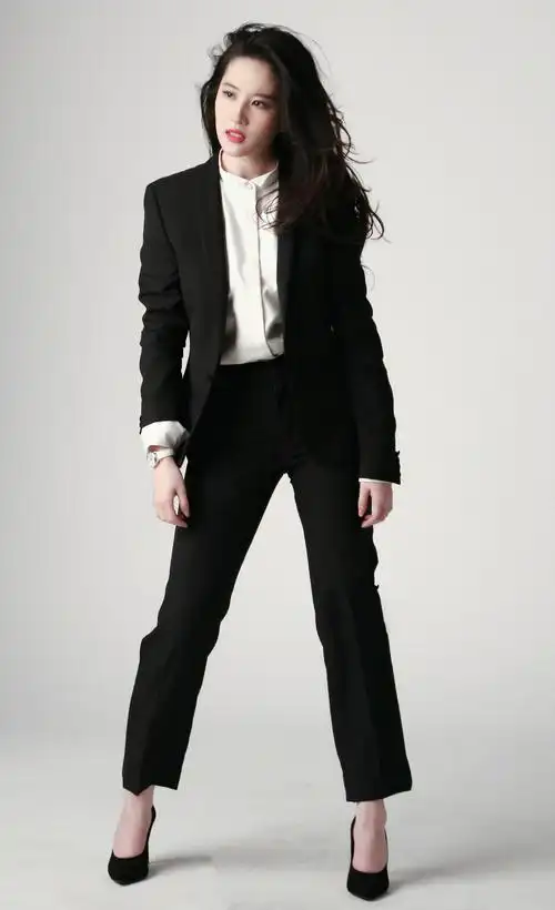 一开始就是气场十足的黑色西装,刘亦菲身穿纯黑色西装,内搭白色衬衫