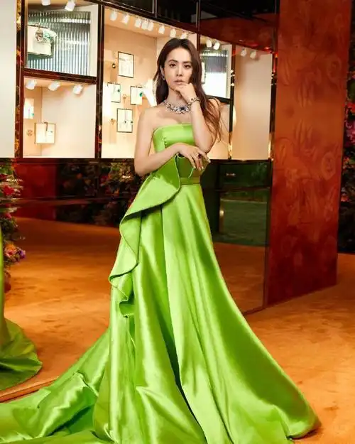 蔡依林又火了穿绿色裹胸礼服秀傲人身材身材也这么有料吧