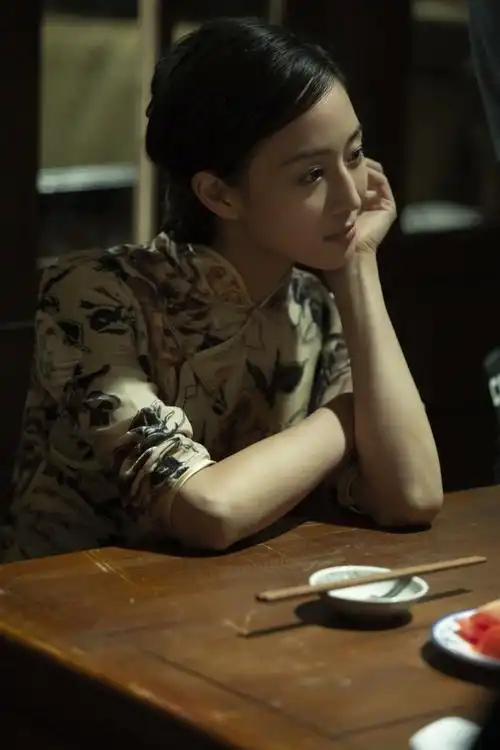 张钧甯又惊艳了!穿上旗袍,盘起长发,举手投足风情万种!