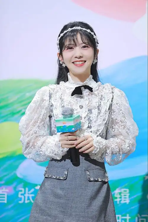 1/9近日,赖美云现身个人首张专辑《出发!