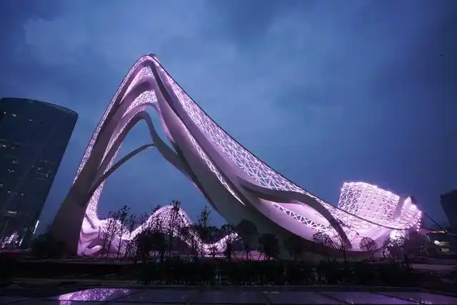 国内最大的单体钢结构公共艺术品——武汉光谷广场"星河"