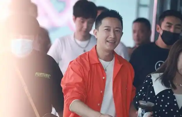 就算夏天也得穿外套,韩庚的牛仔外套挺惹眼,谁穿谁|||