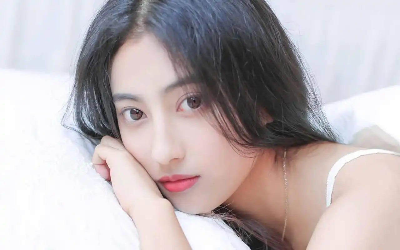 白皙皮肤清纯性感美女床上写真