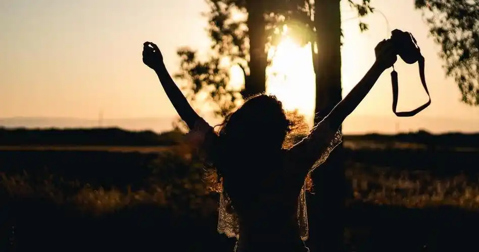 优雅的气质欧美女生背影