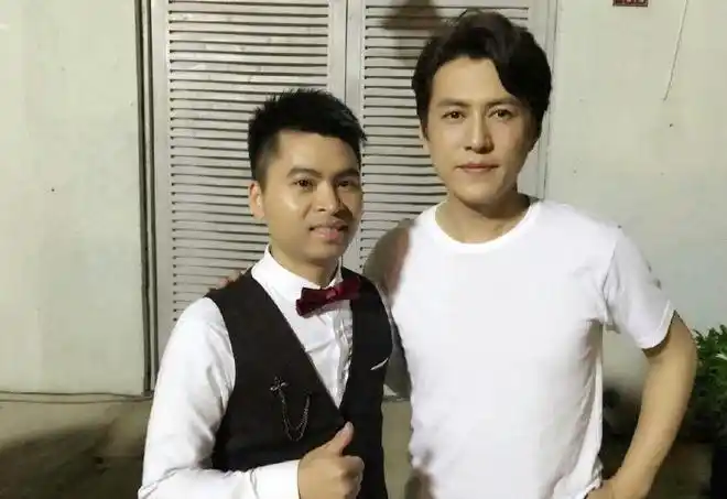 与靳东合影真的需要勇气