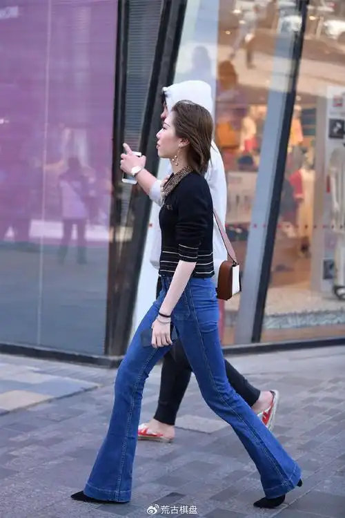 尖头高跟鞋,搭配喇叭牛仔裤,穿出气质不难