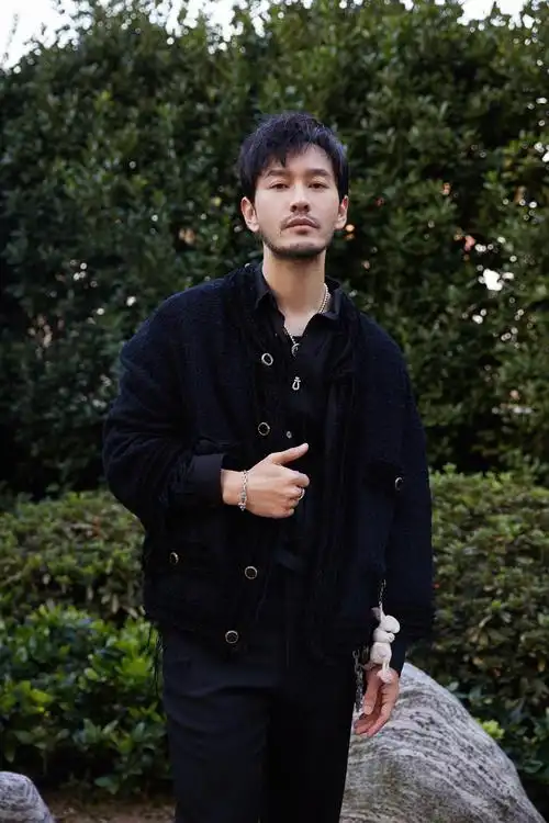 黄晓明络腮胡造型亮相晚会出场时段创当晚收视峰值印证收视保障