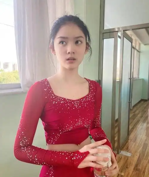 "小福朵"越来越美了,一颦一笑绽放优雅,被赞05后小花!