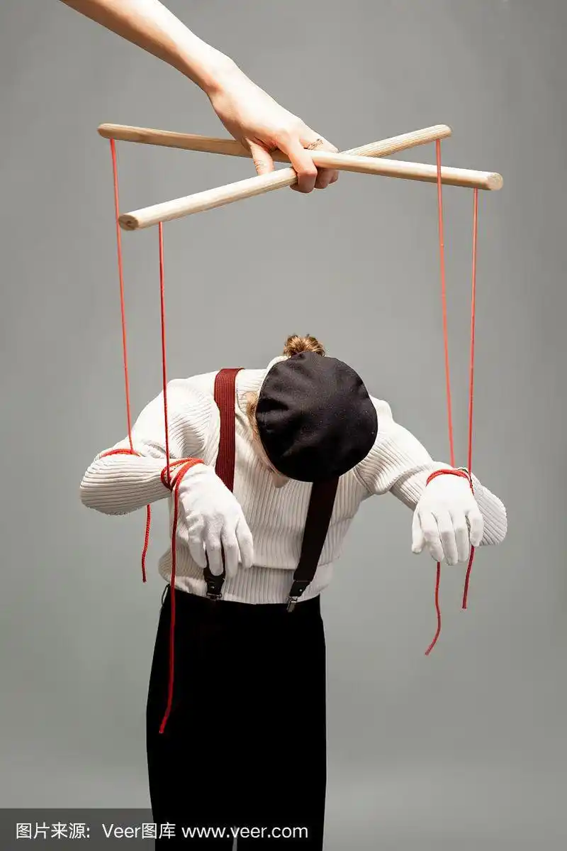 木偶被一只手控制着