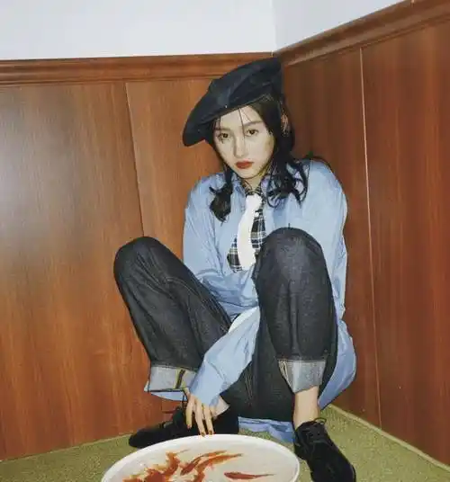 关晓彤大冷天"炫腹",穿短装肚皮上无一丝赘肉,鹿晗果然好眼光_造型