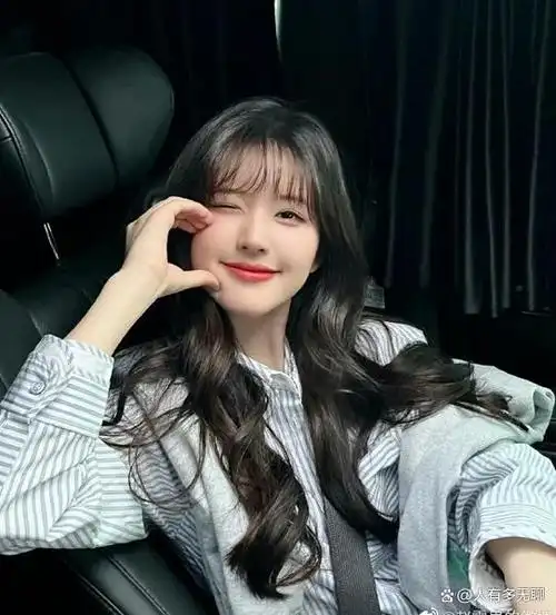 这组照片中,赵露思戴着墨镜,比着心形手势,表情萌趣十足