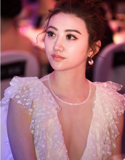 景甜吊带深v礼服大秀事业线,除了强大的背景还有这般"胸器