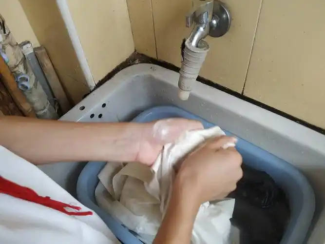 跟一般的衣服洗涤方法差不多,用洗衣液来洗比较省力, 比如说开米,加