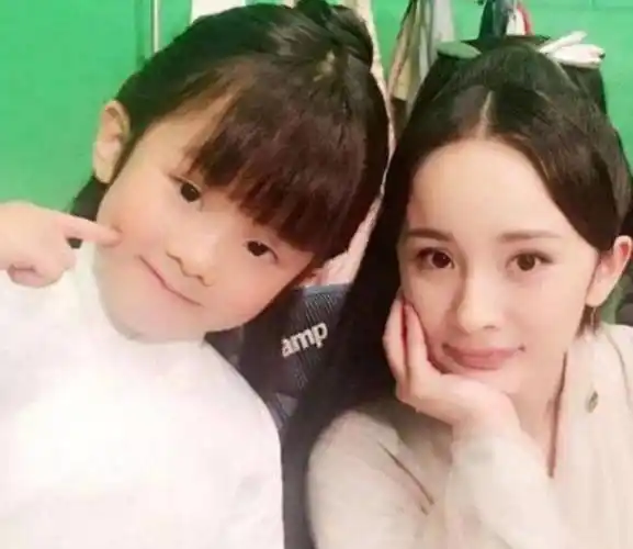 颁奖时杨幂"孩子"突然出现,虽有被吓到,但行为却暴露她人品_阿离_电影