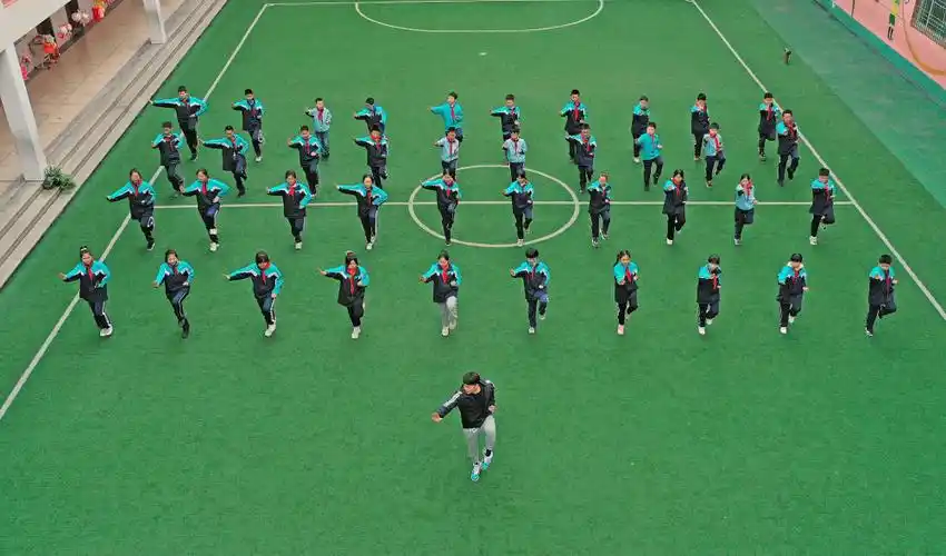 在上体育课的学生(图片来源:cfp)