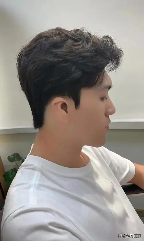 今春男发别乱剪,试试这十几款,越剪越帅气(男长脸适合什么发型图片